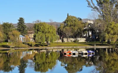 lago-el-tajamar-en-alta-gracia-la-argentina-83441319